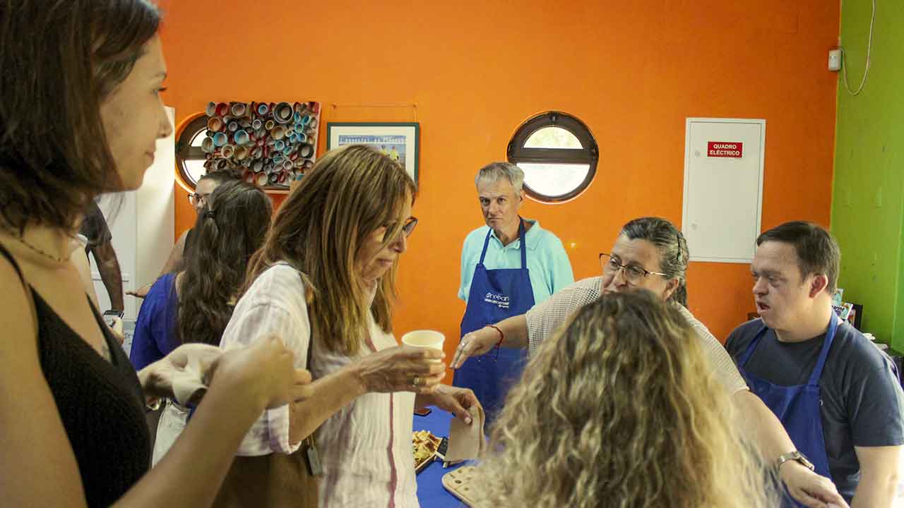 Cuidadores informais e profissionais em Albufeira, para uma tarde de reflexão, partilha e capacitação promovida pela APEXA – Associação de Apoio à Pessoa Excecional do Algarve.