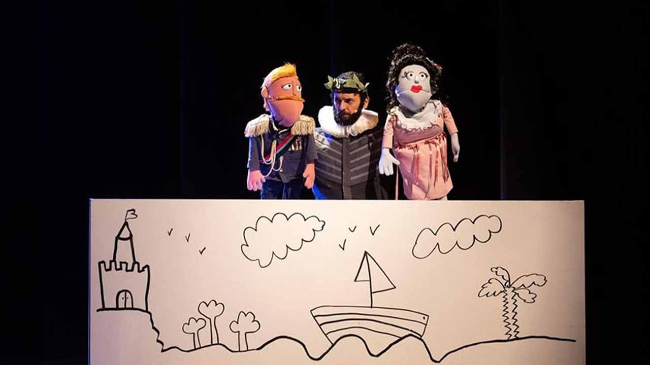 «A Grande Fantochada» de Hugo van der Ding chega a Portimão com humor, marionetas e um toy piano, unindo o humorista a Joana Gama e a Vítor D’Andrade.