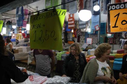 Quase 11 mil artigos contrafeitos, a maioria peças de roupa e sapatilhas, no valor de mais de 60 mil euros foram apreendidos pela GNR durante uma operação de fiscalização realizada em maio em feiras e mercados.