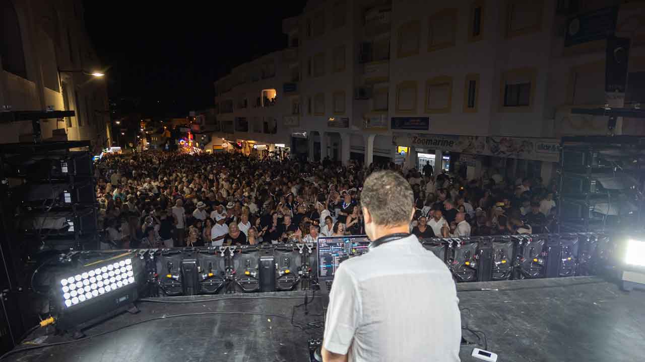 A Carvoeiro Noite Black & White 2025 superou todas as edições anteriores e é uma das maiores celebrações ao ar livre em Portugal.