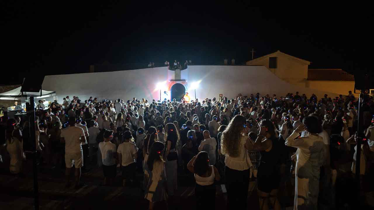 A Carvoeiro Noite Black & White 2025 superou todas as edições anteriores e é uma das maiores celebrações ao ar livre em Portugal.