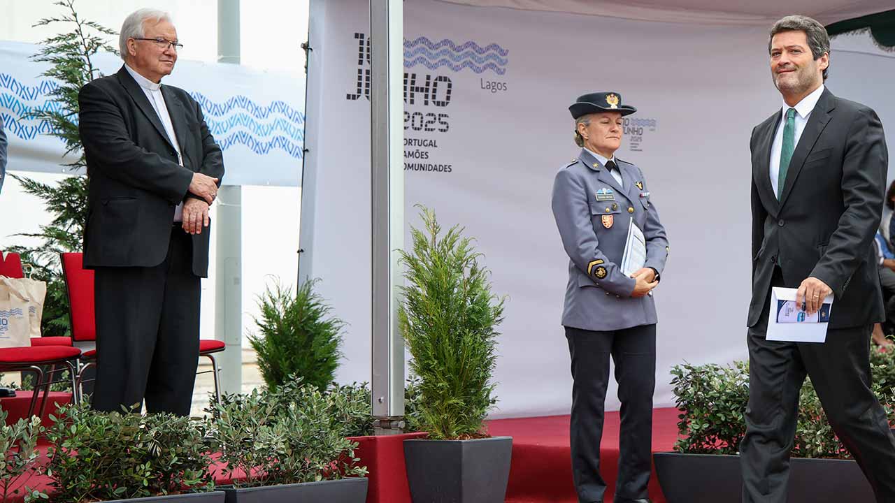 O presidente do Chega avisou hoje que o seu partido procurará derrubar no parlamento um governo que proceda à «revisão» e «culpabilização» da História de Portugal e à devolução de bens às antigas colónias.