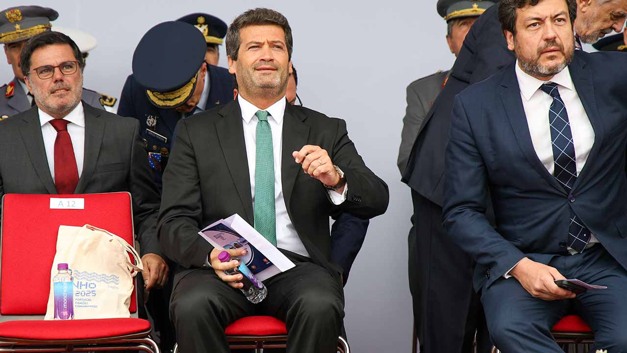 O presidente do Chega avisou hoje que o seu partido procurará derrubar no parlamento um governo que proceda à «revisão» e «culpabilização» da História de Portugal e à devolução de bens às antigas colónias.