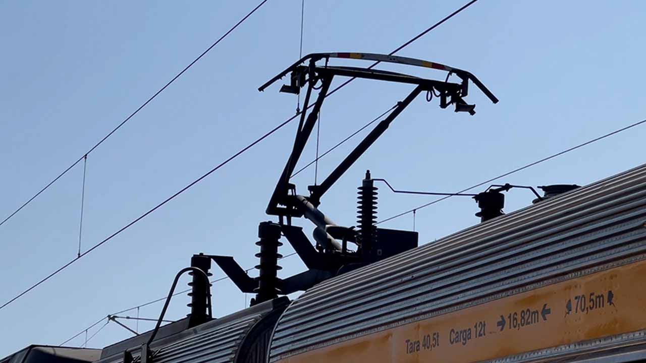 A Linha do Algarve deu mais um passo rumo à mobilidade sustentável com a circulação do primeiro comboio elétrico entre Faro e Vila Real de Santo António (VRSA).