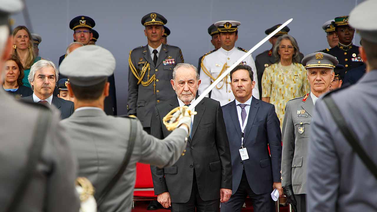 O Presidente da República assinalou hoje que o antigo chefe de Estado Ramalho Eanes é o único representante vivo do ciclo dos fundadores da democracia portuguesa e que com a condecoração que lhe atribuiu se vira uma página.