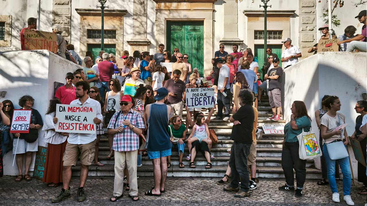 PS, Livre, BE, PCP e PAN exigiram hoje uma resposta firme do governo à violência da extrema-direita, durante uma concentração em Lisboa em solidariedade com o ator Adérito Lopes, agredido na terça-feira por indivíduos associados a grupos neonazis.