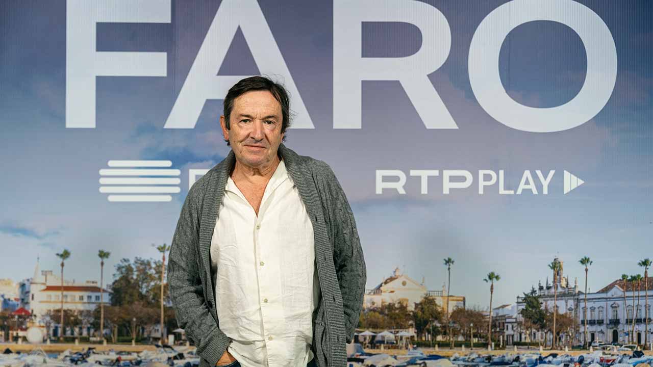 A compra de terrenos por um fundo imobiliário na ilha de Faro para criar um resort turístico de luxo é o ponto de partida para a série «Faro», que vai ser emitida na RTP, disse o produtor, Tino Navarro.