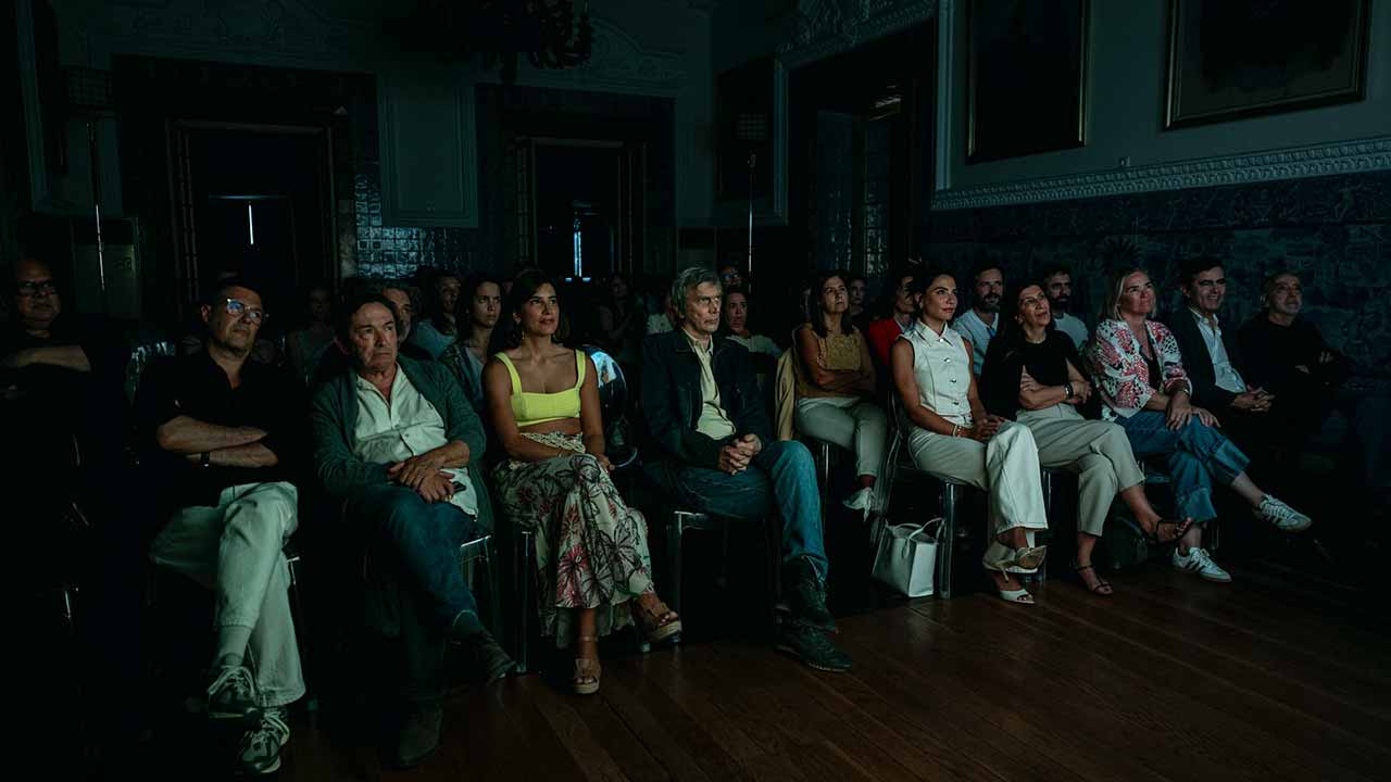 A compra de terrenos por um fundo imobiliário na ilha de Faro para criar um resort turístico de luxo é o ponto de partida para a série «Faro», que vai ser emitida na RTP, disse o produtor, Tino Navarro.