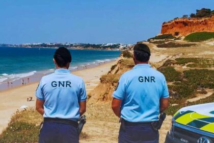 A GNR deteve dois homens suspeitos de furtos em residências no concelho de Albufeira, dos quais um ficou em prisão preventiva e outro sujeito a apresentações periódicas, na quarta-feira.