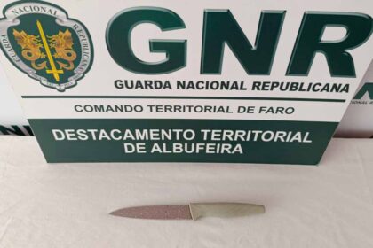 Um homem de 33 anos foi detido pela GNR, em Albufeira, por se encontrar a fazer ameaças com recurso a uma arma proibida numa zona de diversão noturna.