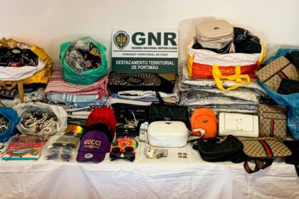 Um vendedor ambulante foi detetado pela GNR em Alvor a vender mais de 800 artigos contrafeitos, entre roupa, calçado e acessórios de moda.