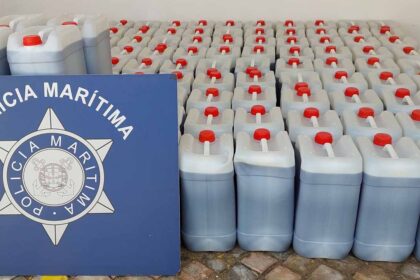 Autoridades encontraram os jerricans flutuar na água a cerca de 1,5 milhas náuticas (aproximadamente 2,78 quilómetros) da ilha da Fuseta, concelho de Olhão.