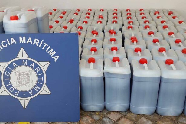 Autoridades encontraram os jerricans flutuar na água a cerca de 1,5 milhas náuticas (aproximadamente 2,78 quilómetros) da ilha da Fuseta, concelho de Olhão.