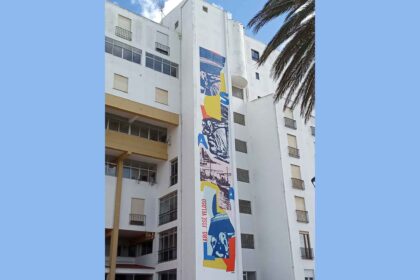 Fachada norte do edifício Luztur, na Praia da Luz, Lagos, exibe agora um mural em homenagem ao arquiteto e antifascista José Veloso.