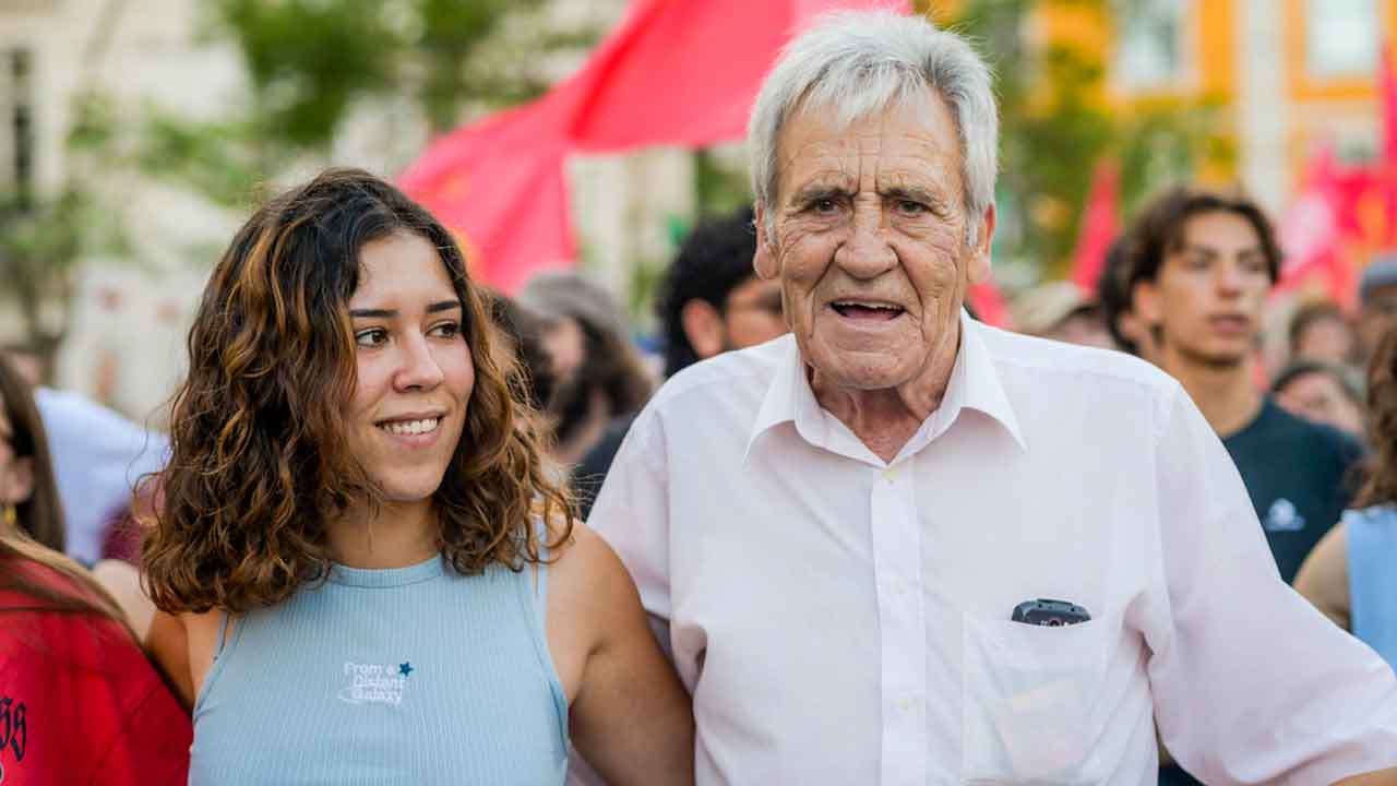 O PCP entregou ontem na residência oficial do primeiro-ministro, em São Bento, um abaixo-assinado com 140 mil assinaturas pelo aumento dos salários, com o secretário-geral do partido a avisar que o governo vai cair se não mudar de política.