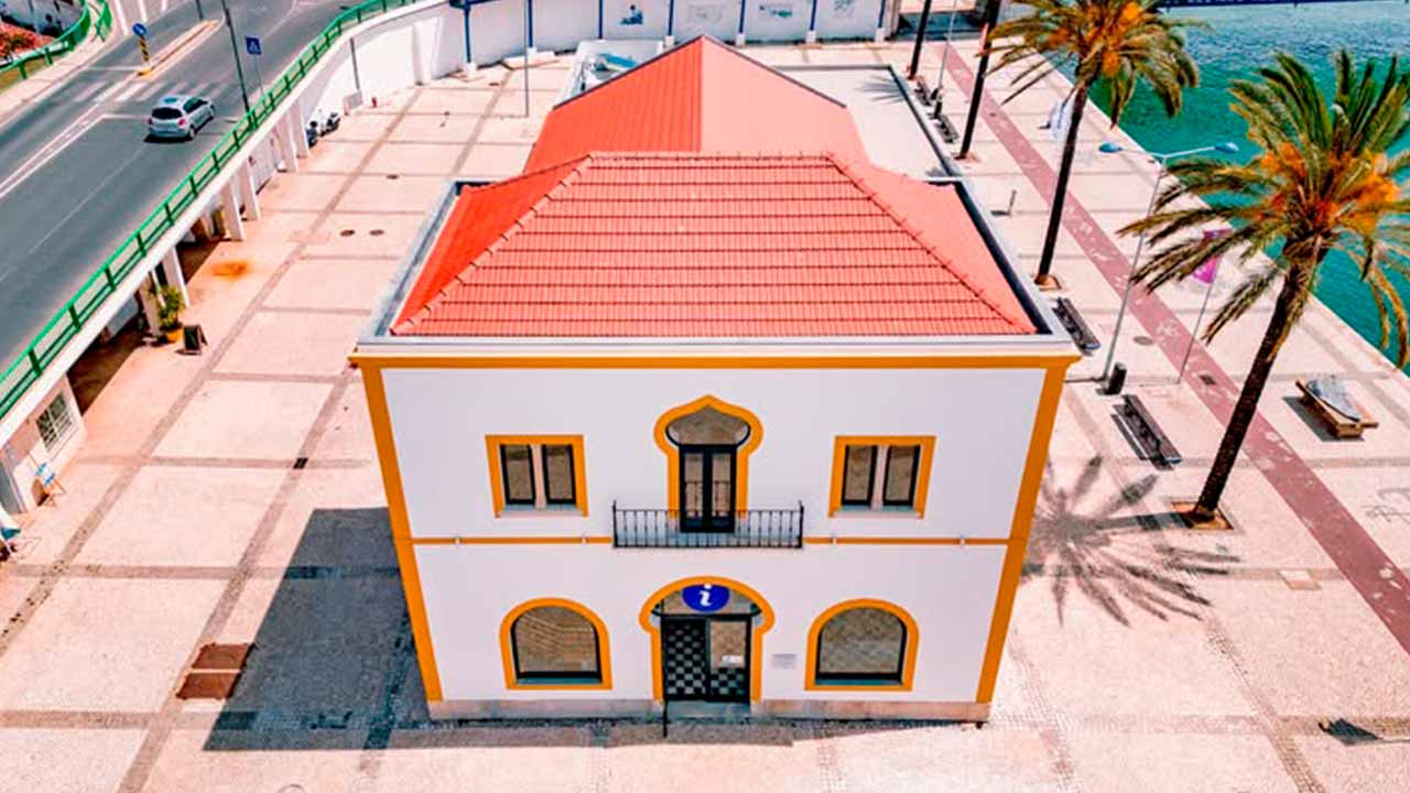 Em frente à antiga Lota e ao ar livre, a Feira do Livro de Portimão regressa este ano com mais de 20.000 livros, entre os dias 20 de junho e 6 de julho.