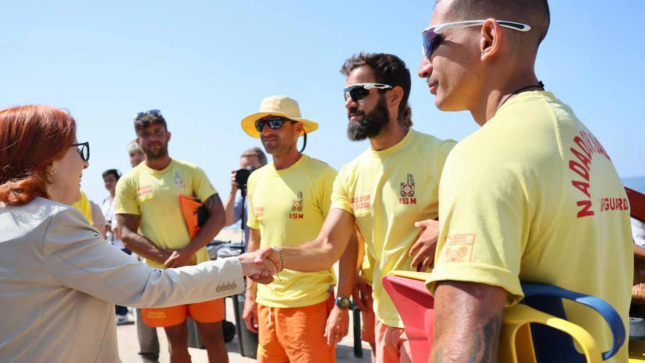 A vigilância das praias portuguesas fora da época balnear será reforçada no próximo ano, num modelo que ainda está a ser revisto, disse hoje o governo.