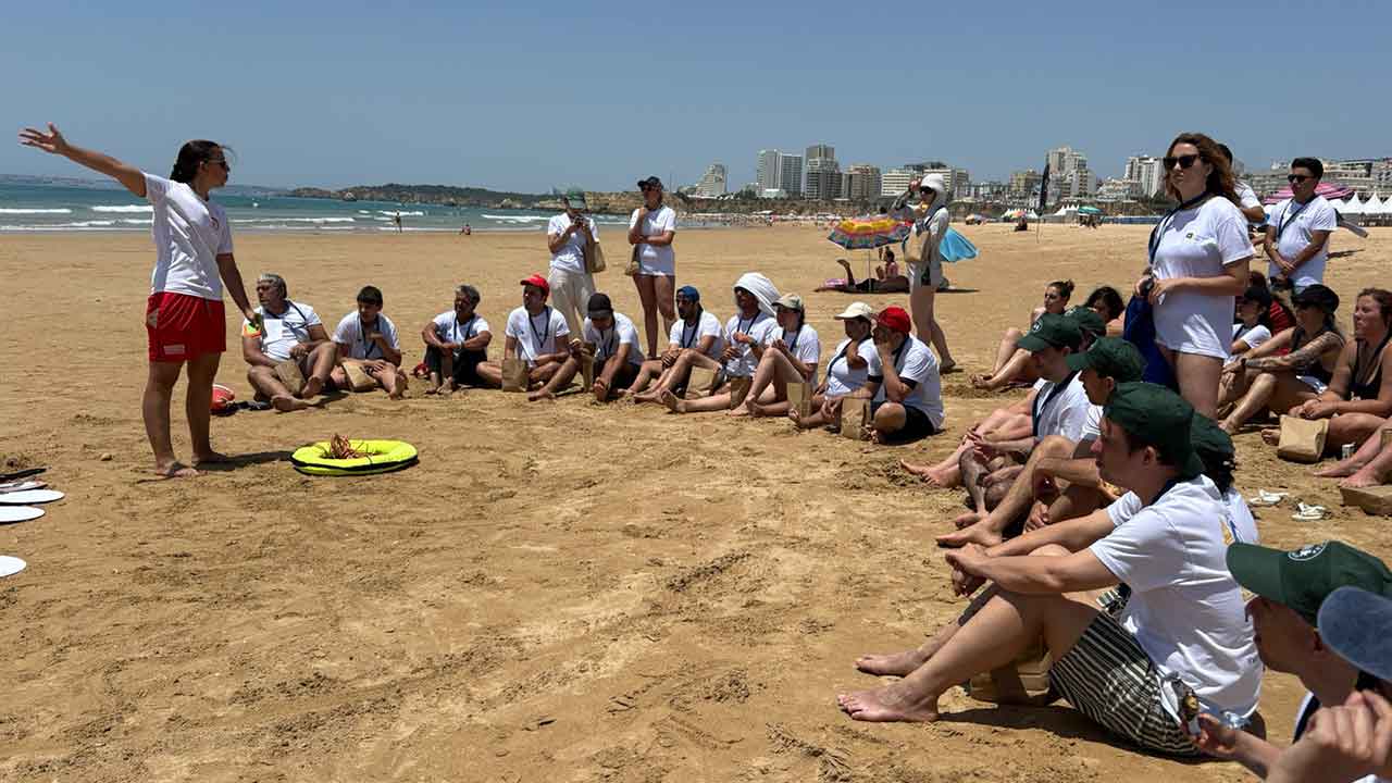 A Red Seagull promoveu conteúdos educativos acessíveis num evento europeu de surf, inclusão e ambiente, na Praia da Rocha, em Portimão.