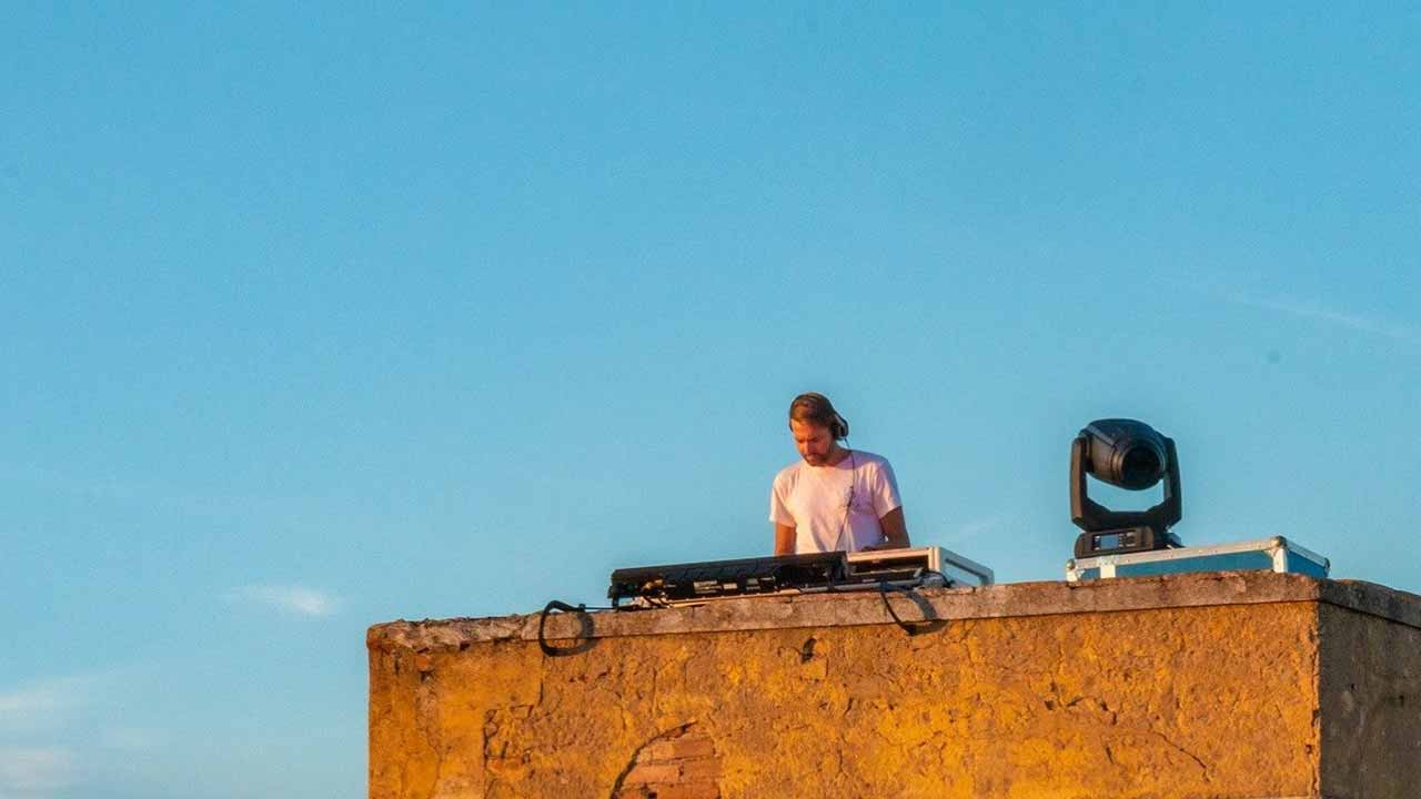 Os terraços da capital algarvia voltam a ganhar vida na 4.ª edição do Açoteia – Faro Rooftop Festival, nos dias 4 e 5 de julho.