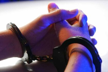 A GNR deteve cinco adolescentes de 17 anos por roubo com recurso a agressões violentas a um outro jovem de 18 anos, em Albufeira.
