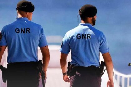 Os cinco jovens de 17 anos detidos na quarta-feira por suspeitas de roubo e agressões violentas em Albufeira ficaram sujeitos a apresentações quinzenais às autoridades como medida de coação, informou hoje a GNR.