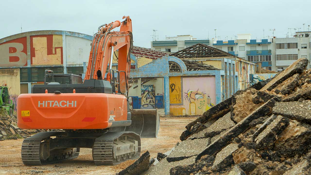 Já começaram as demolições na antiga Litografia de Olhão, onde irão nascer mais de 300 fogos a custos controlados e 500 estacionamentos.