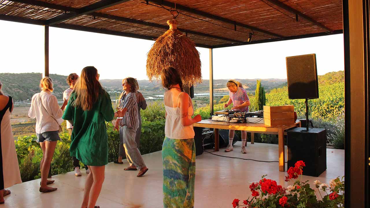 A melhor golden hour do Algarve está de volta, todas as quintas-feiras, com o Arvad Sunset Sessions, até ao final de setembro, entre as 18h00 e as 21h00.