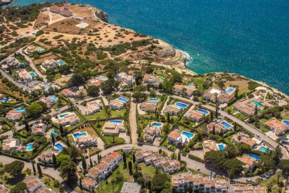 Há burlões a anunciarem casas de férias de luxo para arrendar em plataformas como o Booking, prejudicando famílias em milhares de euros.
