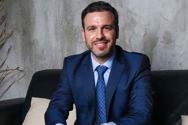 O candidato à Câmara Municipal de Portimão Carlos Gouveia Martins anuncia o que se vai afastar de todos os cargos que ocupa em diversas instituições da sociedade civil.