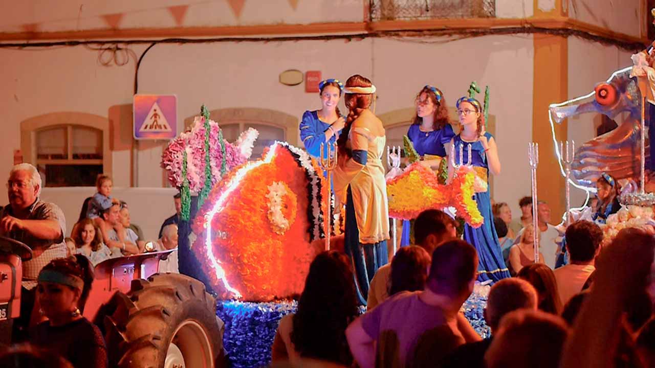 O Carnaval de Verão está de regresso a Moncarapacho com 12 carros alegóricos e a atuação do grupo Ganda Banda, no dia 2 de agosto.