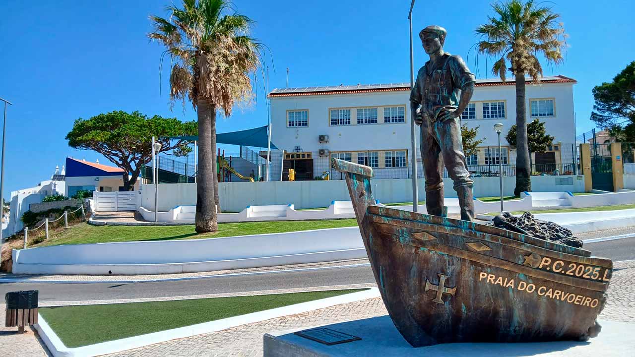 A Praia do Carvoeiro tem uma nova escultura para poder ser apreciada, esta de homenagem aos pescadores, da autoria da artista Luísa Aleixo e do escultor José Carlos Almeida.