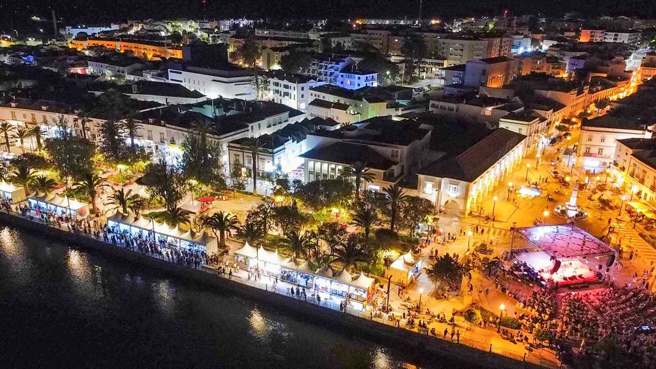 O Jardim do Coreto, em Tavira, volta a receber os «Dias do Vinho», entre 12 e 14 de julho, no âmbito do programa cultural «Verão em Tavira».
