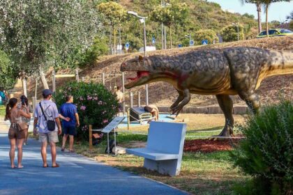 O Parque do Ribeiro, à entrada de Albufeira, transformou-se no habitat natural de 14 réplicas, à escala real, de dinossauros. À noite, a visita é ainda mais impressionante, mediante o recurso a jogos de luz e som.