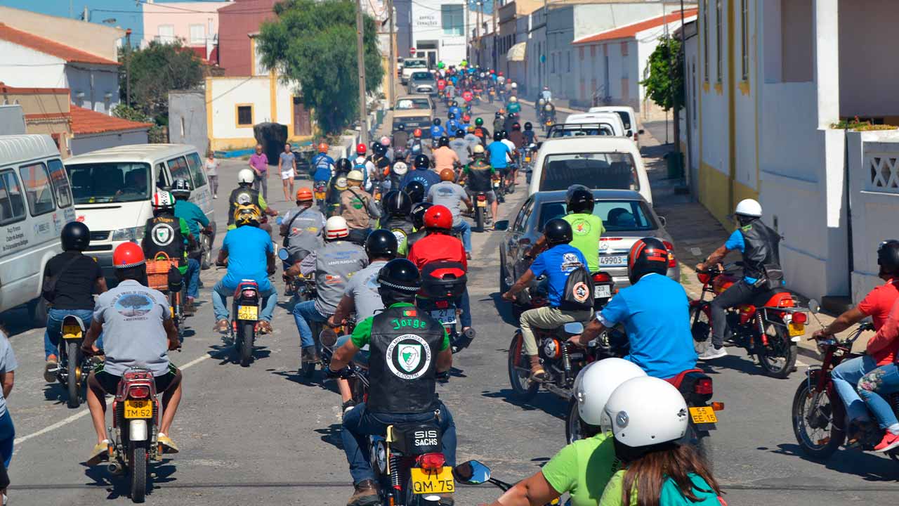 O 6.º Encontro de Motorizadas Antigas prepara-se para fazer Martim Longo, em Alcoutim, voltar ao passado com «cinquentinhas» que marcaram gerações.