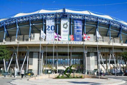 Os adeptos que hoje irão assistir à Supertaça Cândido de Oliveira, que se disputa no Estádio Algarve, deverão deslocar-se para o recinto com a maior antecedência possível para evitar a acumulação de tráfego, recomendou a GNR.