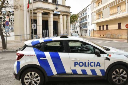 Uma agente da PSP de Faro foi constituída arguida depois de se envolver numa ocorrência de violência doméstica, numa investigação que está a ser conduzida pela Polícia Judiciária.