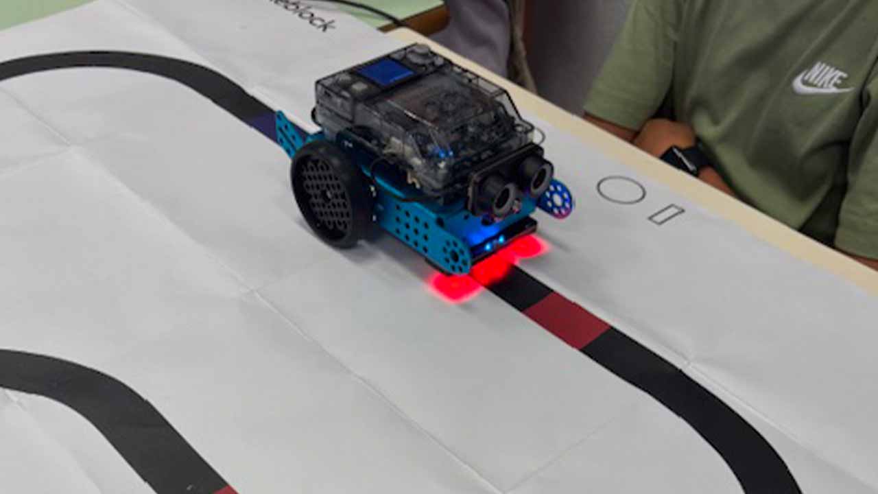 Os jovens beneficiários do projeto «Programar o Futuro» realizaram um estágio remunerado e lecionaram aulas na área de código e robótica a alunos da EB1 de São Luís, em Faro.de