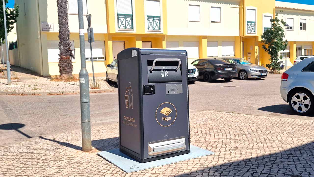 Com o objetivo de reforçar o compromisso com a sustentabilidade, eficiência e inovação na limpeza urbana do concelho de Faro, a FAGAR instalou 20 novas papeleiras inteligentes.