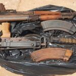 A GNR apreendeu três armas de calibre de guerra e mais de uma tonelada de haxixe, em Aljezur, tendo detido dois homens de 29 e 57 anos.