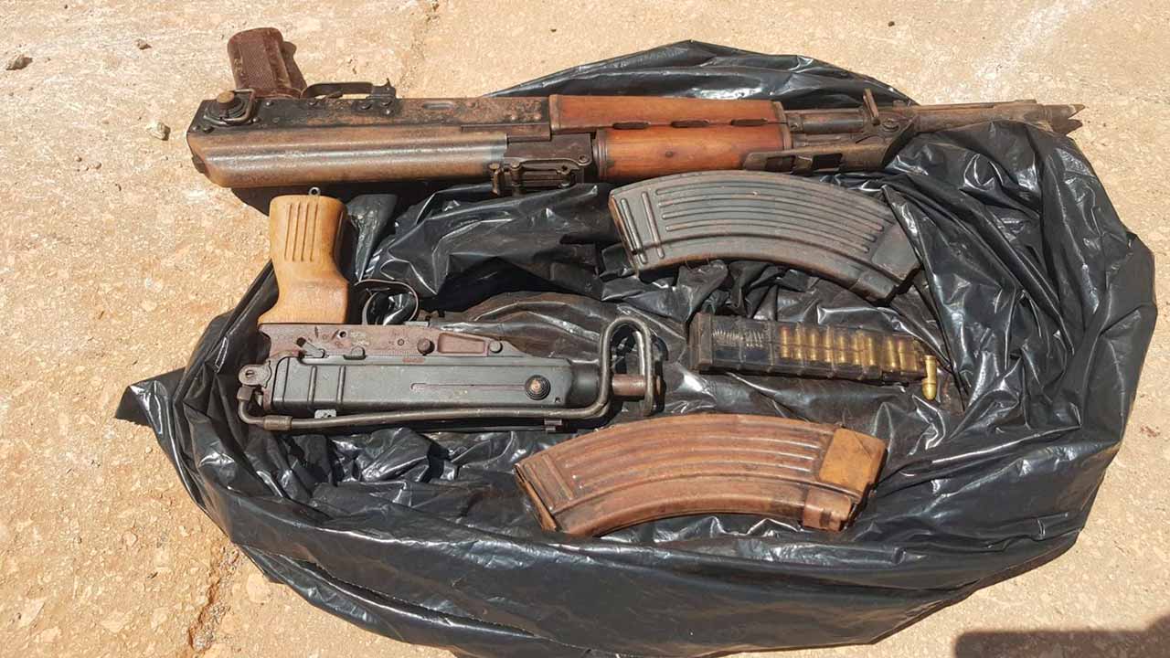 A GNR apreendeu três armas de calibre de guerra e mais de uma tonelada de haxixe, em Aljezur, tendo detido dois homens de 29 e 57 anos.