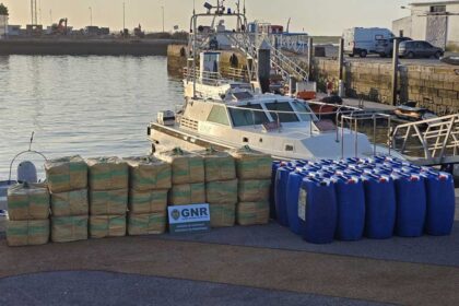 A GNR apreendeu cerca de 1500 quilos de haxixe e uma embarcação, na Ria Formosa, no concelho de Olhão, revelou hoje aquela força.