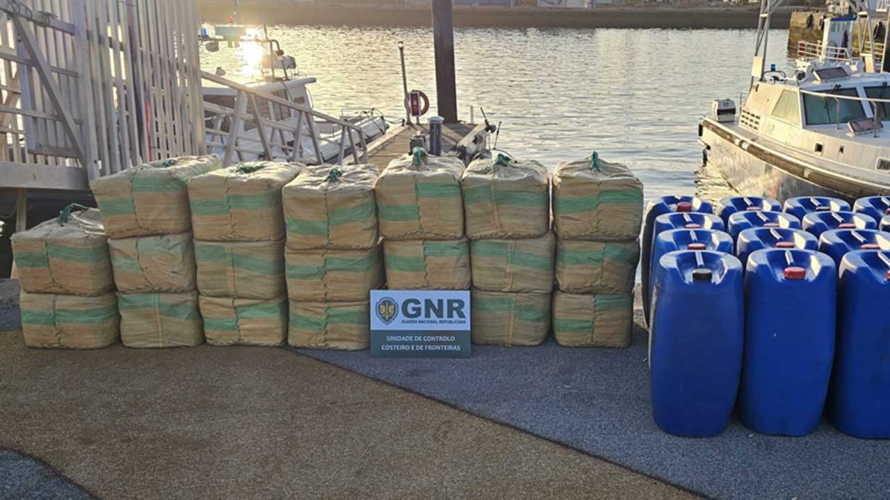 A GNR apreendeu cerca de 1500 quilos de haxixe e uma embarcação, na Ria Formosa, no concelho de Olhão, revelou hoje aquela força.