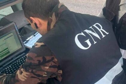 Um homem de 24 anos foi detido pela GNR em Vilamoura devido a permanência ilegal em território nacional, não tendo cumprido a notificação de abandono voluntário do país.