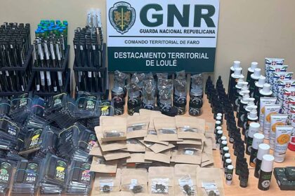 Mais de 700 produtos ilegais numa loja de canábis foram apreendidos pela GNR, em Vilamoura, sendo que foram ainda identificados três homens e uma mulher.