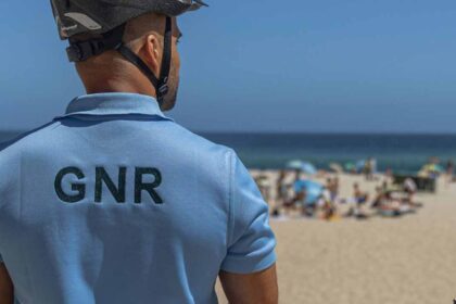 Entre 2023 e 30 de junho deste ano, a GNR registou 436 burlas relacionadas com arrendamentos de casas de férias, sendo que a PSP, este ano, já registou 748 denúncias. 
