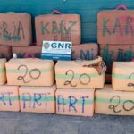 A GNR apreendeu três armas de calibre de guerra e mais de uma tonelada de haxixe, em Aljezur, tendo detido dois homens de 29 e 57 anos.
