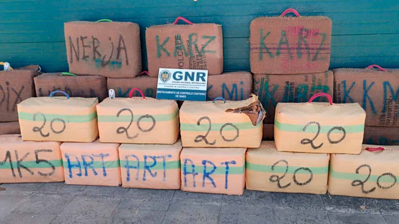 A GNR apreendeu três armas de calibre de guerra e mais de uma tonelada de haxixe, em Aljezur, tendo detido dois homens de 29 e 57 anos.