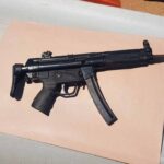 A GNR apreendeu três armas de calibre de guerra e mais de uma tonelada de haxixe, em Aljezur, tendo detido dois homens de 29 e 57 anos.