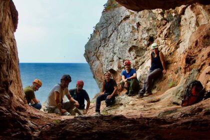 A investigação arqueológica, em terra e mar, regressa às grutas do concelho de Vila do Bispo, dando continuidade ao trabalho realizado desde 2017.