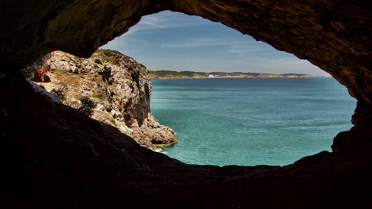 A investigação arqueológica, em terra e mar, regressa às grutas do concelho de Vila do Bispo, dando continuidade ao trabalho realizado desde 2017.